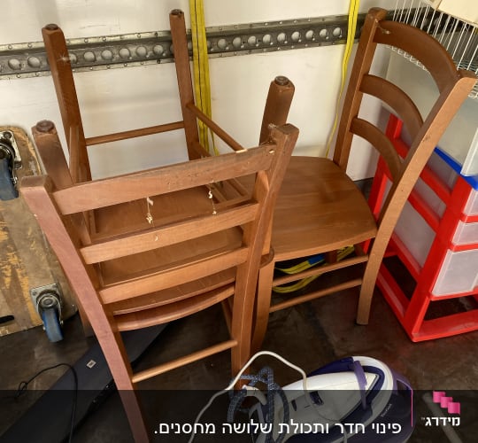 כיסאות עץ הפוכים, רצועות צהובות, מגהץ על הרצפה